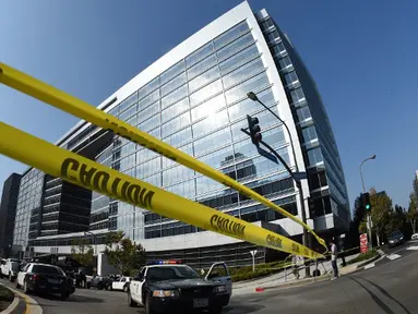 Personel LAPD Hazmat dan Bomb Squads  mempersiapkan diri untuk menyelidiki sebuah paket mencurigakan yang ditemukan di ruang surat di kantor Deutsche Bank di Los Angeles, California, Rabu (19/8/2015). (AFP/MARK RALSTON)