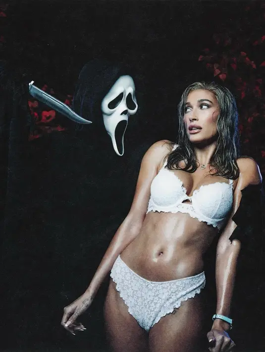 Hailey Bieber tampil sebagai Carmen Electra dari film Scary. Ia Menciptakan kembali adegan penikaman yang ikonik, dia hanya mengenakan atasan bra pakaian dalam putih dan pakaian dalam yang serasi.  [@haileybieber]