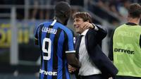 Pelatih Inter Milan Antonio Conte memeluk Romelu Lukaku usai menang tas Lecce pada laga pertama Serie A 2019/2020 di Stadio Giuseppe Meazza, Senin (26/8/2019). Antonio Conte mencatatkan debut manis usai mengantarkan Inter Milan melibas tim promosi Lecce 4-0. (AP Photo/Luca Bruno)