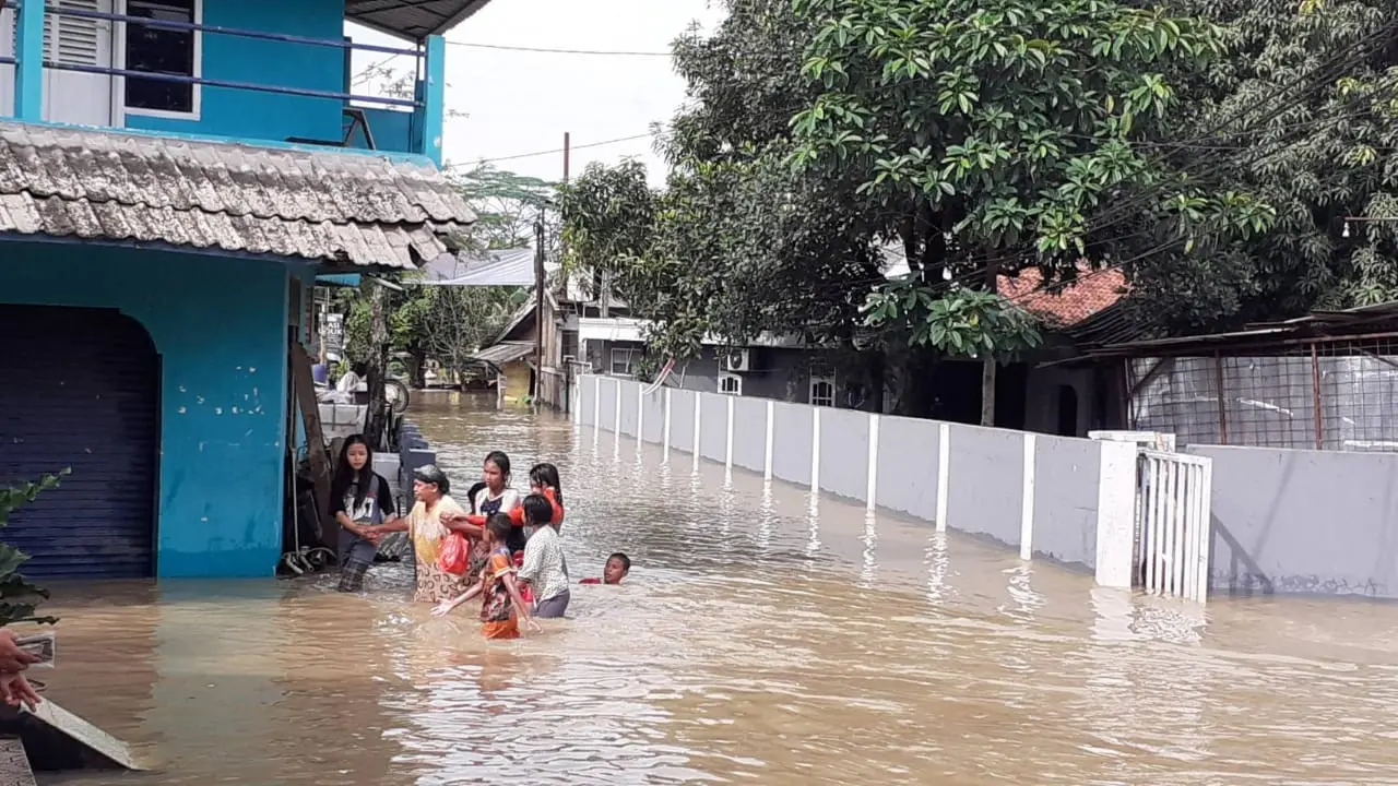 Hujan deras yang terjadi pada Senin, 26 Oktober 2020 sore hingga malam hari, ternyata membuat Sungai Cirarab meluap dan membanjiri puluhan rumah di Kampung Bitung, Desa Kadu Jaya, Kecamatan Curug, Kabupaten Tangerang.