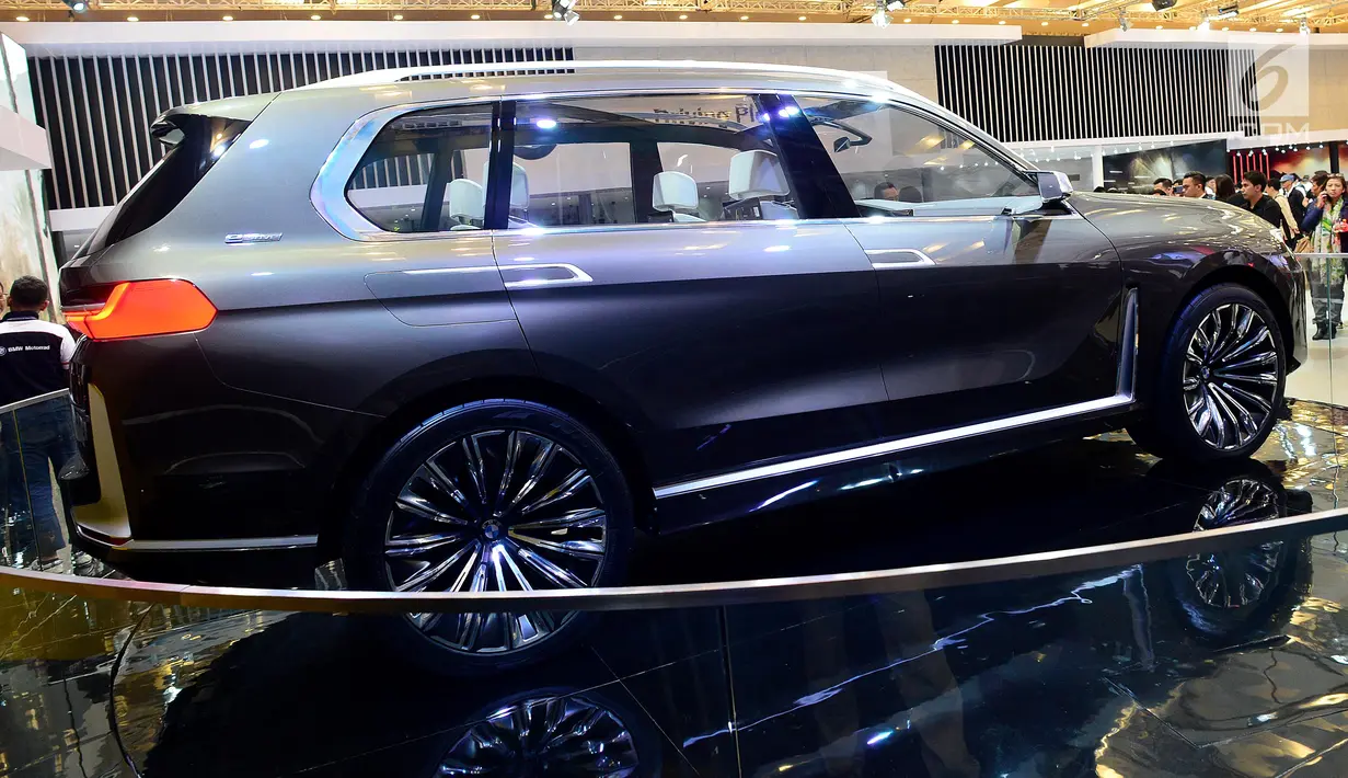 Mobil BMW Concept X7 diperkenalkan pada GAIKINDO Indonesia International Auto Show (GIIAS) 2018 di ICE BSD, Tangsel, Kamis (2/8). Mobil mengkombinasikan antara kabin yang mewah denga kapasitas enam penumpang. (Liputan6.com/Fery Pradolo)