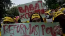 Ratusan mahasiswa UI menggelar aksi di kampus UI Salemba, Jakarta, Jumat (20/3/2015). Mereka mengultimatum dan mengumpulkan surat untuk Presiden Jokowi. (Liputan6.com/Johan Tallo) 