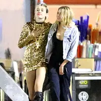 Miley Cyrus dan Stella Maxwell tidak segan-segan untuk bermesraan di depan umum. (via usmagazine.com)