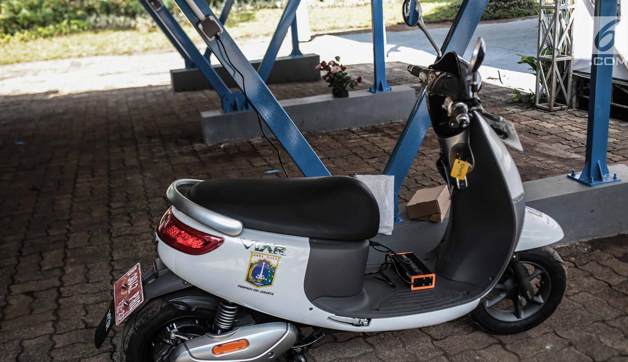 Sebuah motor listrik dalam pengisian daya di Taman Margasatwa Ragunan, Jakarta, Kamis (13/12). Pemprov DKI mulai menggunakan motor listrik di beberapa titik dalam upaya mempercepat penggunaan kendaraan listrik di Indonesia. (Liputan6.com/Faizal Fanani)