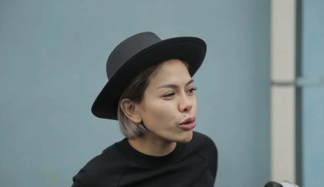 Hanya mengenakan makeup sederhana, Nikita tetap terlihat memesona dengan balutan kaos hitam dan topi bundar yang dikenakannya. Penampilan ibu tiga anak ini memukau. (Kapanlagi.com/Nurwahyunan)