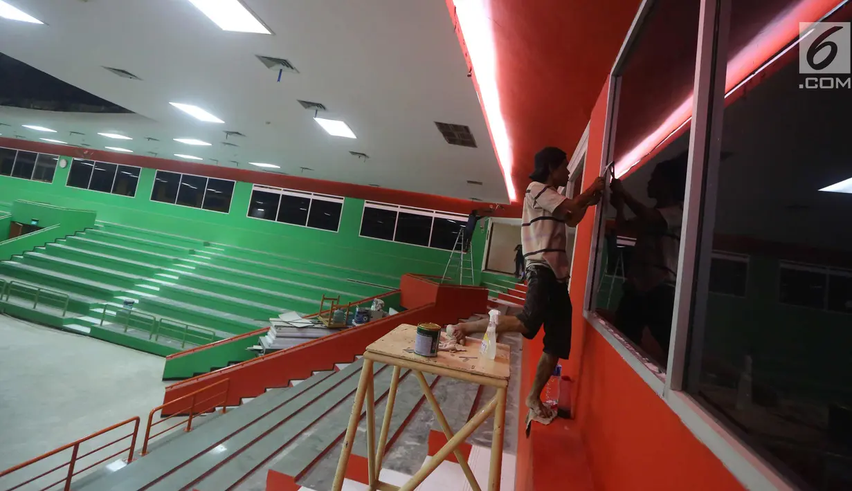 Pekerja membersihkan kaca proyek renovasi gelanggang olahraga (GOR) Soemantri Brodjonegoro, Jakarta, Kamis (18/1). Menjelang Asian Games 2018, sebanyak 10 Gelanggang Olahraga di kawasan DKI Jakarta direnovasi. (Liputan6.com/Arya Manggala)