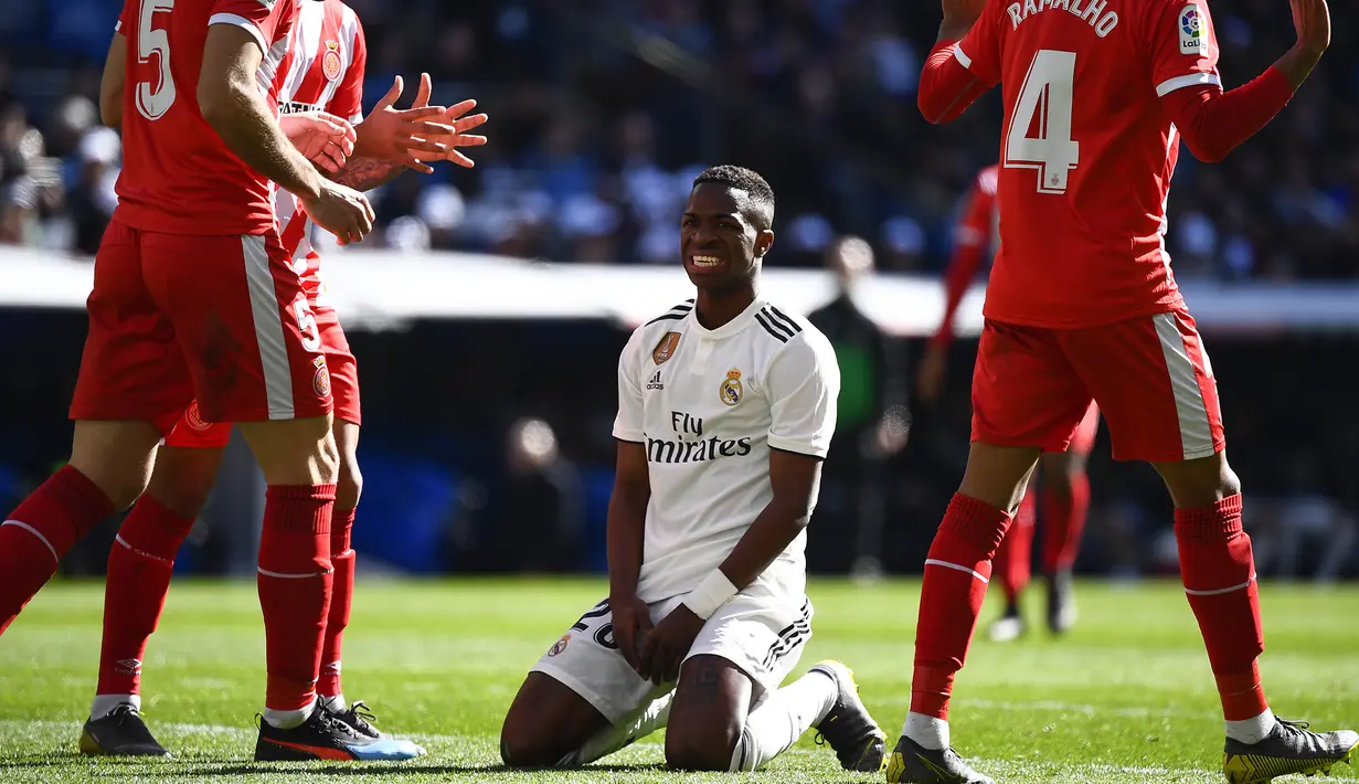 Striker Real Madrid, Vinicius Junior, tampak kecewa saat melawan Girona pada laga La Liga di Stadion Santiago Bernabeu, Madrid, Minggu (17/2). Madrid kalah 1-2 dari Girona. (AFP/Gabriel Bouys)
