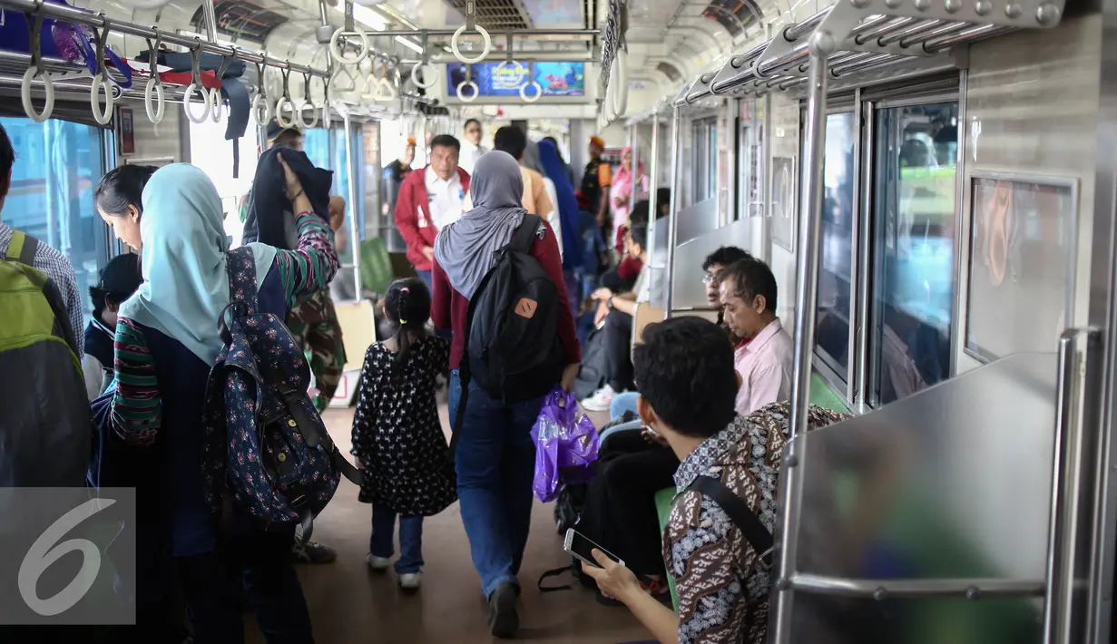 Sejumlah penumpang menaiki kereta rel listrik di Stasiun Bogor, Jawa Barat, Rabu (21/12). PT KAI Commuter Jabodetabek (KCJ) menargetkan untuk dapat melayani 1,2 juta penumpang per hari pada awal 2019. (Liputan6.com/Faizal Fanani)