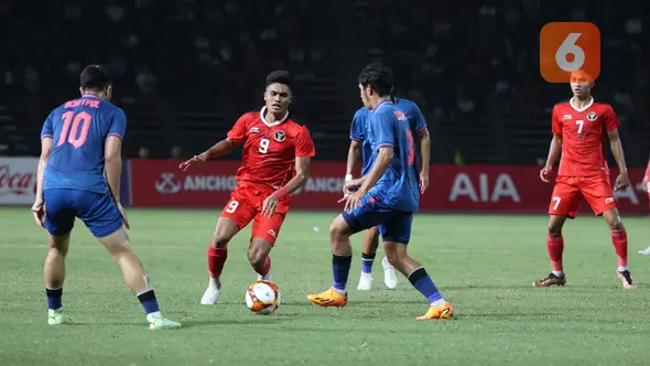 <p>Striker Timnas Indonesia U-22, Ramadhan Sananta (tengah) berusaha melewati dua pemain Thailand pada laga final cabor sepak bola SEA Games 2023 di National Olympic Stadium, Phnom Penh, Kamboja, Selasa (16/5/2023). (Bola.com/Abdul Aziz)</p>