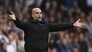 <p>Pelatih Manchester City, Pep Guardiola memberi isyarat di pinggir lapangan saat bertanding melawan Leeds United pada pertandingan lanjutan Liga Inggris di Elland Road di Leeds, Inggris utara (30/4/2022). The Citizens yang mengoleksi 83 poin berada di atas The Reds dengan 82 poin. (AFP/Oli Scarff)</p>