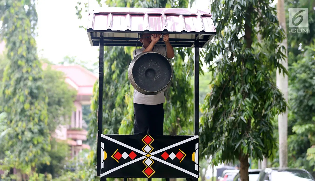 Pekerja menyelesaikan dekorasi untuk acara ngunduh mantu Kahiyang Ayu dan Bobby Nasution di Komplek Bukit Hijau Regency, Medan, Kamis (23/11). Rangkaian upacara adat pernikahan Kahiyang dan Bobby akan dilangsungkan 24 November. (Liputan6.com/Johan Tallo)