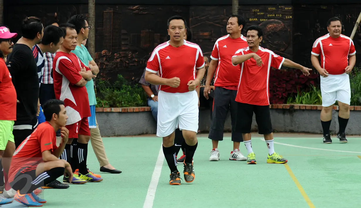 Menpora Imam Nahrawi (tengah) berlari jelang bermain futsal dengan pewarta olahraga di Lapangan Kemenpora, Jakarta, Jumat (10/2). Laga futsal ini untuk memeriahkan Hari Pers Nasional 2017 di lingkungan Kemenpora. (Liputan6.com/Helmi Fithriansyah)
