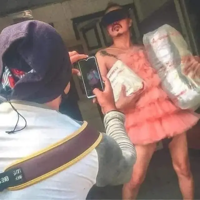 6 Gaya Nyeleneh Bapak-Bapak Berpose Terima Paket Ini Bikin Ngakak