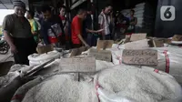 Warga saat antre membeli beras di Pasar Induk Cipinang, Jakarta, Rabu (18/3/2020). Kabareskrim Polri Irjen Listyo Sigit memastikan stok sembako, seperti beras dan gula, untuk wilayah Jakarta cukup sampai dua bulan ke depan. (merdeka.com/Iqbal Nugroho)