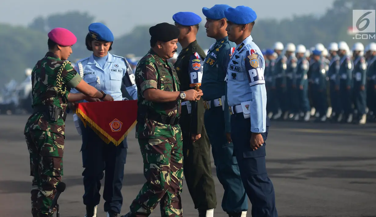 Panglima TNI Marsekal TNI Hadi Tjahjanto menyematkan tanda operasi Penegakan Ketertiban dan Yustisi POM TNI 2019 kepada prajurit TNI dalam upacara di Lanud Halim Perdanakusuma, Jakarta, Jumat (8/2). (Merdeka.com/Imam Buhori)