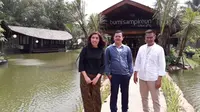 Bumi Sampireun Cikarang menyajikan hidangan Nusantara yang disantap di saung-saung dengan danau-danau buatan di tengahnya (Liputan6.com/Komarudin)