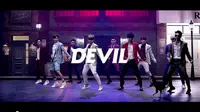 Super Junior dengan cuplikan videoklip barunya berjudul Devil, dengan adegan lucu ada ayam di atas panggung.