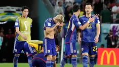 Kesedihan para pemain Jepang usai kemenangan Kroasia pada pertandingan sepak bola babak 16 besar Piala Dunia 2022 di Stadion Al Janoub, Al Wakrah, Qatar, 5 Desember 2022. Jepang gagal memecahkan rekor menembus perempat final Piala Dunia 2022 usai disingkirkan Kroasia lewat adu penalti 1-3. (AP Photo/Eugene Hoshiko)