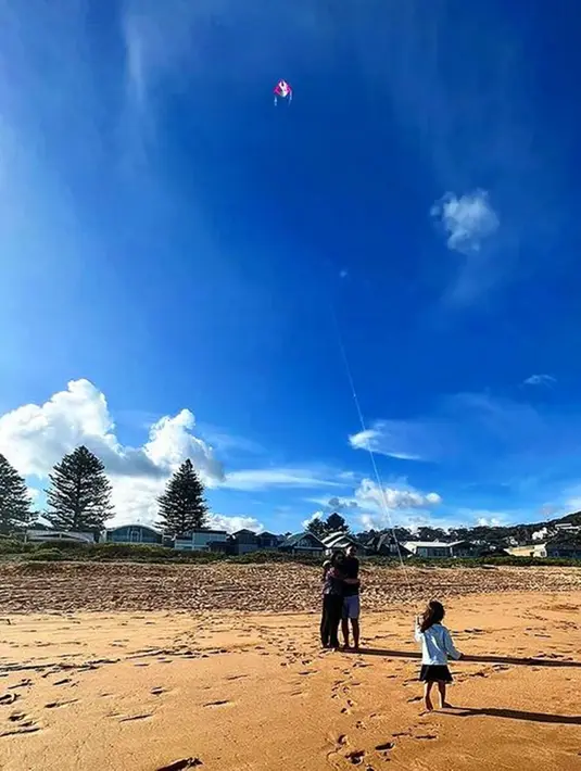 Tak hanya itu saja, pria yang dikenal sebagai aktor, presenter dan model ini juga memperlihatkan momen saat sang putri bermain di pantai. Bahkan, sang putri, Zalina Raine Wyllie tampak begitu asyik bermain layangan. (Liputan6.com/IG/@hamishdw)