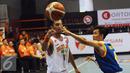 Pebasket Pelita Jaya, Prihantono Amin (kiri) mengecoh pemain Bimasakti, Dwi Purnomo Restu saat laga Indonesia Basketball League 2015-2016 di Senayan, Jakarta, Rabu (13/1/2016). Pelita Jaya unggul 86-36. (Liputan6.com/Helmi Fithriansyah)