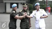 (ki-ka) Mayor Jenderal Andika Perkasa, Panglima TNI Jenderal Gatot Nurmantyo, Brigjen TNI Bambang Suswanto  bersalam komando usai upacara serahterima Danpaspampres di Mako Paspampres, Jakarta, Rabu (25/5).  Liputan6.com/Faizal Fanani)