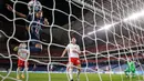 Penyerang Paris Saint-Germain (PSG), Neymar mengikuti bola ke gawang RB Leipzig setelah Juan Bernat mencetak gol pada partai semifinal Liga Champions di Estadio da Luz, Lisbon, Selasa (18/8/2020). PSG melaju ke final Liga Champions setelah mengandaskan Leipzig  3-0.  (AP Photo/Manu Fernandez)