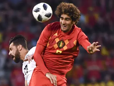 Duel pemain Belgia, Marouane Fellaini (kanan) dan pemain Mesir, Ahmed Elmohamady pada laga uji coba di King Baudouin stadium, Brussels, (6/6/2018) waktu setempat. Belgia menang 3-0.(AP/Geert Vanden Wijngaert)