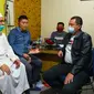 Kapolresta Pekanbaru Komisaris Besar Nandang berbincang dengan imam Masjid Al Falah yang ditusuk ketika berdoa. (Liputan6.com/M Syukur)