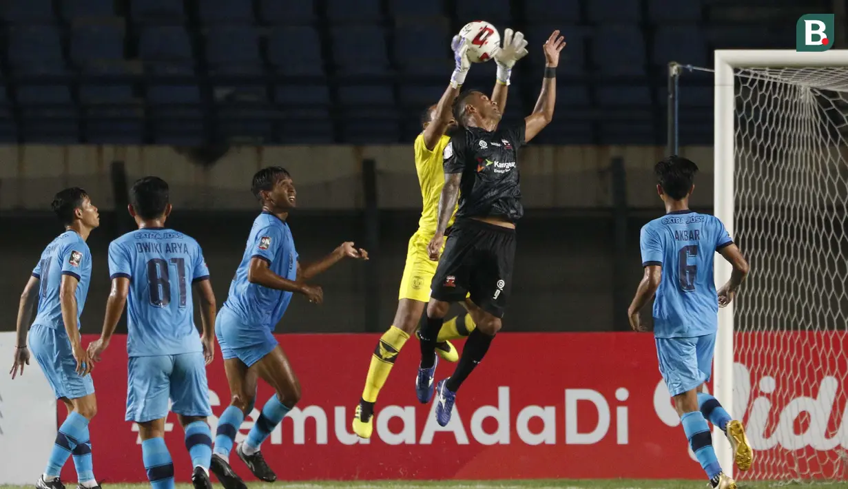 Kiper Persela Lamongan, Dwi Kuswanto (tengah) berhasil menangkap bola saat menghadapi Madura United dalam laga matchday ke-3 Grup C Piala Menpora 2021 di Stadion Si Jalak Harupat, Bandung, Kamis (1/4/2021). Persela bermain imbang 1-1 dengan Madura United. (Bola.com/Ikhwan Yanuar)