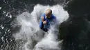 Ekpresi seorang peserta usai berhasil melompat ke dalam air pada kompetisi cliff diving di kawasan Bohemian, Republik Ceko, Jumat (31/7/2015). (REUTERS/David W Cerny)