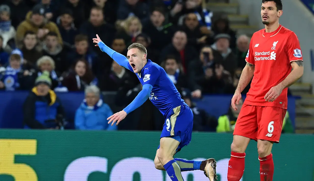 Pemain Leicester City, Jamie Vardy saat mencetak gol pertama ke gawang Liverpool pada lanjutan Liga Inggris di Stadion King Power, Leicester, Rabu (3/2/2016) dini hari WIB. (AFP/Ben Stansall)