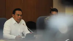 Sekretaris Daerah DKI Jakarta Saefullah menjelaskan tentang rencana Pemda DKI yang akan melarang sepeda motor melintas dibeberapa kawasan di Jakarta mulai 17 Desember, Jakarta, Selasa (2/12/2014). (Liputan6.com/Herman Zakharia)