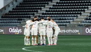 Calvin Verdonk (24) bersama para pemain Lille tengah bersiap menghadapi Angers dalam lanjutan Ligue 1 2025/2026, Minggu (22/2/2026) malam. (Dok. Lille)