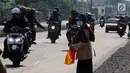 Pemudik melintasi Jalur Pantura, Cirebon, Jawa Barat, Rabu (21/6). Kondisi Jalur Pantura saat H-4 Lebaran masih terlihat lancar dan diperkirakan puncak arus mudik akan terjadi pada Kamis - Jumat (H-3/-2 Lebaran) (Liputan6.com/Johan Tallo)