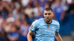 Pemain Manchester City, Mateo Kovacic menggiring bola pada laga Liga Inggris 2024/2025 melawan Chelsea di Stamford Bridge, London, Inggris, Minggu (18/08/2024) malam WIB. (AFP/Adrian Dennis)