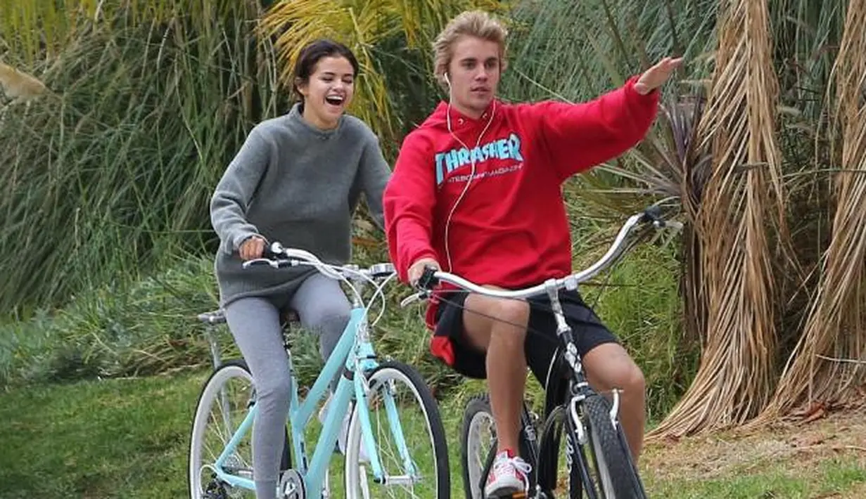 Jangan sedih, karena meski demikian Selena dan Justin tetap saling berhubungan dan mencintai. (USMagazine)