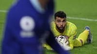 David Raya. Seperti Robert Sanchez bersama Brighton, David Raya yang kini berusia 27 tahun juga mampu mengangkat performa Brentford sejak masih berlaga di Championship hingga akhirnya promosi ke Premier League di awal musim 2021/2022. Ia juga banyak melakukan penyelamatan gemilang saat membela Brentford di Liga Inggris. Luis Enrique tentu membutuhkan aksi-aksi gemilangnya di ajang Piala Dunia 2022 Qatar. Hingga kini ia baru mencatatkan satu caps bersama Timnas Spanyol saat dipercaya melakukan debut di laga persahabatan kontra Albania (26/3/2022). (AFP/Adrian Dennis)