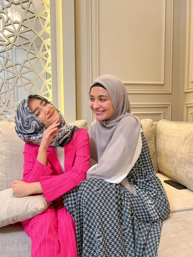Fuji Berhijab Bareng Shireen Sungkar