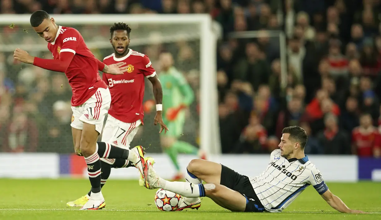 Manchester United dan Atalanta tampil saling menekan begitu laga dimulai. Mereka saling jual beli serangan dan menunjukan pertahanan yang cukup solid di awal-awal laga. (AP/Dave Thompson)
