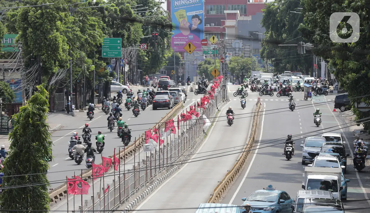 Pengendara roda dua menerobos jalur Transjakarta di Jalan Buncit Raya, Jakarta, Selasa (14/1/2020). Polda Metro Jaya memasang kamera untuk tilang elektronik yang terpasang di jalur TransJakarta wilayah Jakarta Selatan, yakni ruas Duren Tiga dan Imigrasi. (Liputan6.com/Herman Zakharia)