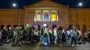 Palestine Solidarity Campaign Palestina mengatakan dalam sebuah pernyataan bahwa serangan yang dilancarkan dari Gaza hanya dapat dipahami dalam konteks pendudukan militer Israel yang berlangsung selama beberapa dekade dan kolonisasi tanah Palestina dan penerapan sistem penindasan yang memenuhi definisi apartheid. (Tyler Pasciak LaRiviere/Chicago Sun-Times via AP)