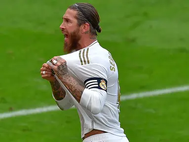 Bek Real Madrid, Sergio Ramos, melakukan selebrasi usai membobol gawang Athletic Bilbao pada laga La liga di Stadion San Mames, Minggu (5/7/2020). Real Madrid menang 1-0 atas Athletic Bilbao. (AFP/Ander Gillenea)