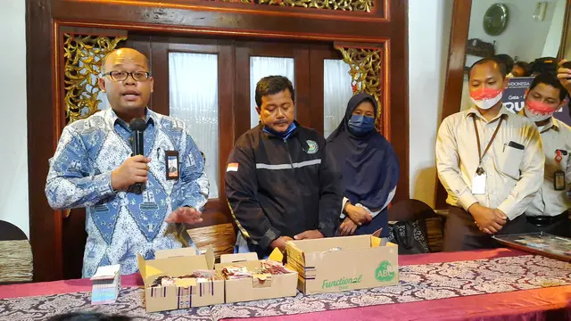 Bank Indonesia Tukar Uang Penjaga SD yang Dimakan Rayap