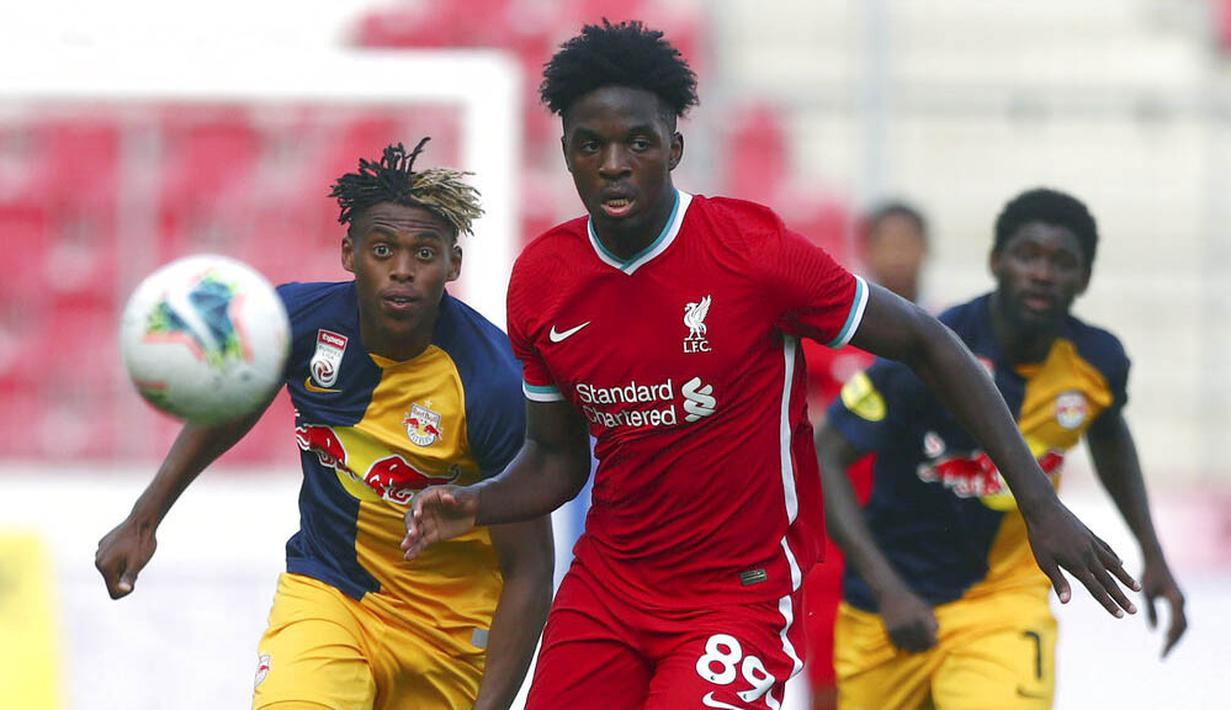 Pemain Liverpool, Billy Koumetio, berebut bola dengan pemain RB Salzburg, Chukwubuike Adamu, pada laga persahabatan di Stadion Red Bull Arena, Salzburg, Selasa (25/8/2020). Kedua tim bermain imbang dengan skor 2-2. (AP Photo/Matthias Schrader)