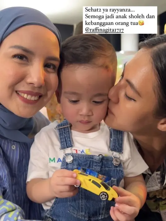 <p>Paula Verhoeven juga hadir mengenakan kemeja lengan panjang bermotif. Wajahnya pun tampil natural. Terlihat hanya mengenakan eyeliner tipis. [@paula_verhoeven]</p>