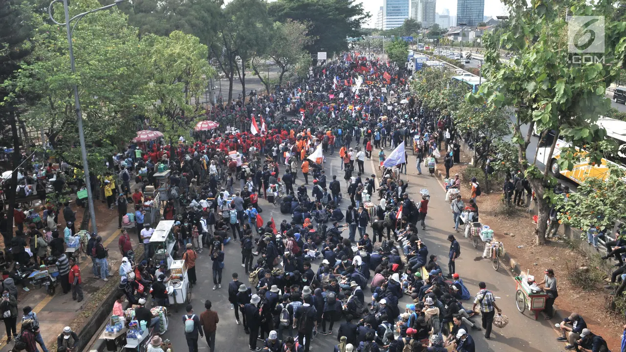 Massa Demonstrasi di Depan DPR