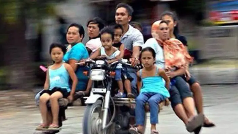 Hanya di Indonesia, 7 Tingkah Nyeleneh Anak Dibonceng Motor Bikin Ngelus Dada