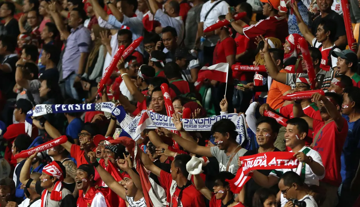 Dukungan suporter Indonesia yang tak kenal lelah. (Bola.com/Arief Bagus)