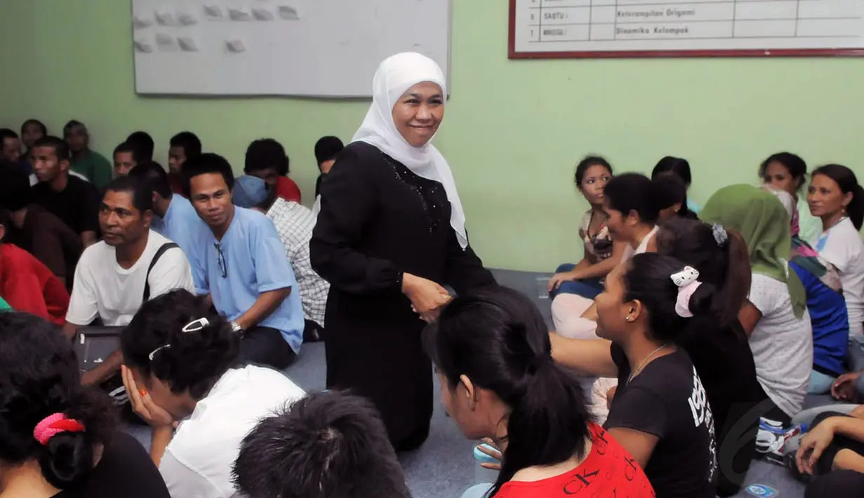 Menteri Sosial Khofifah Indar Parawansa menemui TKI bermasalah di Rumah Perlindungan Trauma Center (RPTC), Jakarta, Jumat (26/12/14). Tampak, Mensos Khofifah Indar Parawansa menyalami para TKI yang ditampung di RPTC. (Liputan6.com/Herman Zakharia)