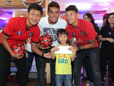 Pemain Bali United, Irfan Bachdim, Mahdi Albar dan Andhika Wijaya, foto bersama peserta usai acara Meet and Greet bertema “Bicara Gaya Hidup Bintang Sepakbola Bersama Bali United di Rumah Indofood” Selasa (11/7/2017). (Dokumentasi Penyelenggara)